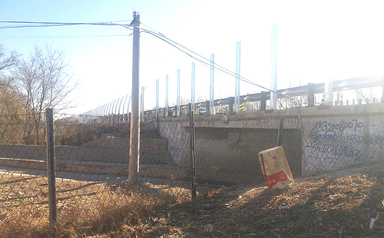 坡形路側聲障屏